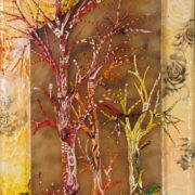 Opera Le ombre di sera di Lucia Fiaschi – alberi simbolici, colori caldi e dorati, motivi ancestrali, bassorilievo acrilico, atmosfera crepuscolare e visionaria.