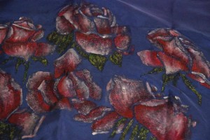 Vera Lowen rose su seta blu