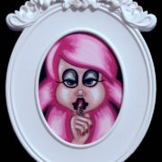 Figura femminile stilizzata con gesto del silenzio, capelli rosa e cornice bianca decorata in stile Pop Art.