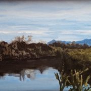 Dipinto di Soletti con stagno calmo, alberi fitti e montagne lontane, titolo Fenêtre sur l’étang