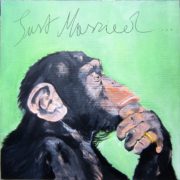 Scimpanzé pensoso con mano sotto il mento e anello dorato, su fondo verde chiaro con scritta “Just Married”.