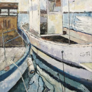 Dipinto di Anna Maria Acone con barche al tramonto e riflessi aranciati sull’acqua del porto.