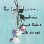 Dipinto di Soletti con tre rose capovolte legate insieme e frase poetica, titolo Les roses