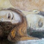 Due volti affiancati, uno chiaro e uno più caldo, distesi e vicini su fondo materico nei toni della terra, opera di Alessandra Puntoni.