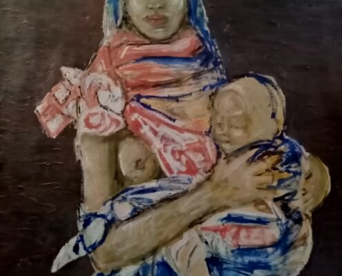 Madre con velo che tiene un bambino al petto, su fondo scuro materico, con toni blu, rossi e bianchi, opera di Alessandra Puntoni.