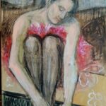 Danzatrice seduta che si piega in avanti per sistemare la scarpetta, con tutù rosato su fondo materico, opera di Alessandra Puntoni.