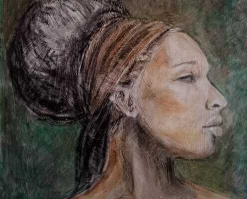 “Volto” è un ritratto di grande intensità, costruito con la materia viva che caratterizza Alessandra Puntoni. La figura di profilo, con i capelli raccolti in una forma piena e scultorea, emerge da un fondo terroso e stratificato come da un affresco riportato alla luce. Il volto, definito da pennellate essenziali ma potenti, trasmette una forza silenziosa: dignità, radicamento, presenza. I toni dell’oro, del verde e della terra si intrecciano creando una pelle pittorica che vibra di memoria e identità. È un’immagine che non racconta, afferma: un profilo che diventa simbolo, una figura che porta con sé storia, carattere e luce interiore.