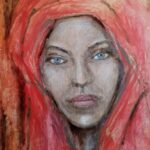 Ritratto frontale con copricapo rosso, occhi azzurri intensi e fondo caldo materico, opera di Alessandra Puntoni.
