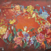 Corona di fiori su fondo rosso con petali multicolori disposti in forma circolare e spazio centrale aperto.