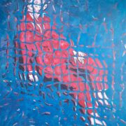 Paolo Avanzi, Donna in abito rosso sdraiata, figura frammentata in griglia blu su fondo azzurro.
