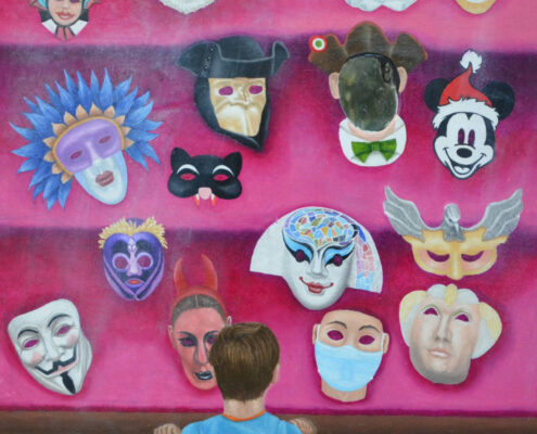 Bambino di spalle davanti a una vetrina rossa piena di maschere di carnevale, in una scena di stupore e infanzia.