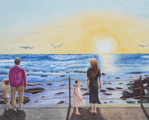 Quattro persone osservano il mare al tramonto da una balaustra, in una scena serena di famiglia e contemplazione.
