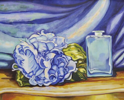 Peonia blu‑bianca con foglie verdi accanto a flacone di profumo su drappo colorato.
