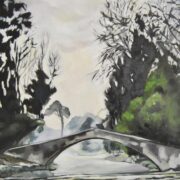 Ponte in pietra su acqua calma tra alberi e cielo velato.