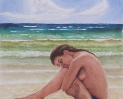 Figura seduta sulla spiaggia osserva una stella marina, con presenza eterea nel cielo sopra il mare calmo.