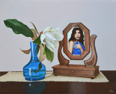 Vaso con magnolie accanto a uno specchio che riflette una figura, in una scena simbolica di introspezione e identità.