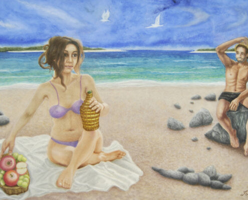 Due persone sulla spiaggia condividono frutta vicino al mare calmo, in una scena estiva di complicità.