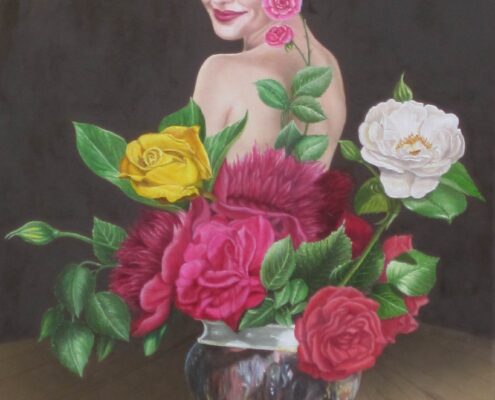 Ritratto di giovane donna che si fonde con un bouquet di rose in una scena simbolica di metamorfosi.