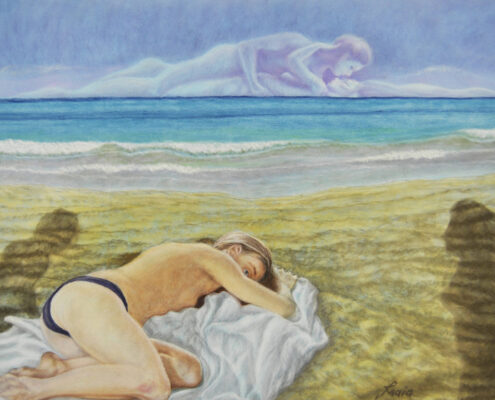 Figura distesa sulla spiaggia vicino al mare, con presenza eterea tra le nuvole in atmosfera malinconica.