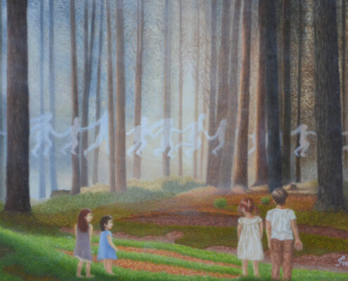 Bambini che osservano figure luminose danzare nel bosco tra alberi alti e atmosfera fiabesca.