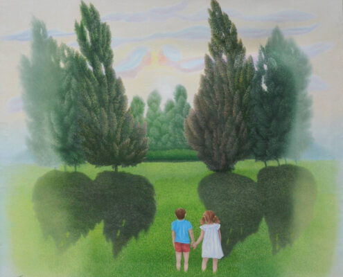 Due bambini mano nella mano davanti a alberi che proiettano ombre a forma di cuore su un prato.