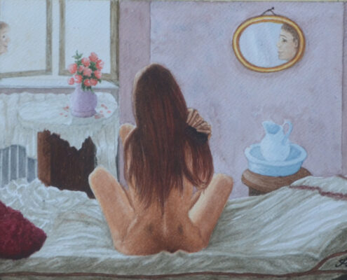 Figura seduta sul letto che pettina i capelli, stanza con finestra, fiori e specchio con volto riflesso.