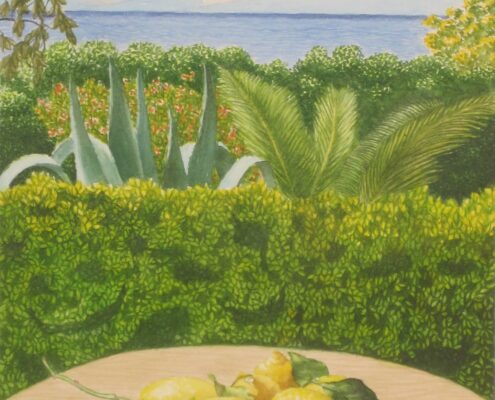 Tavolo con piatto di limoni in un giardino mediterraneo con vista sul mare e cielo luminoso.