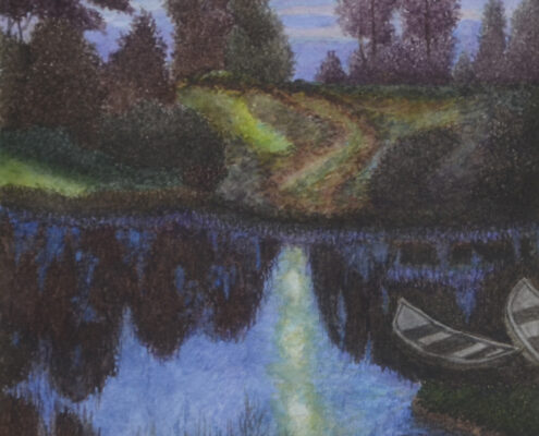 Paesaggio notturno con fiume illuminato dalla luna piena e alberi scuri lungo la riva.