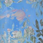 Fiori astratti su fondo azzurro con elementi di collage e forme morbide sovrapposte.