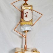 Scultura con caramella mou come corpo e figura ballerina android, opera di PierAngelo Bertolo
