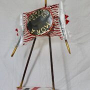 Scultura con caramella scura come corpo e android elegante, opera di PierAngelo Bertolo