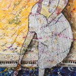 Opera Ombra sulla terrazza del vento di Lucia Fiaschi – figura seduta con abito chiaro, colori caldi e freddi in transizione, motivi ancestrali, bassorilievo acrilico, atmosfera contemplativa e dinamica.