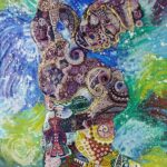 Opera Ombra viola sullo scoglio di Lucia Fiaschi – due figure abbracciate, colori cosmici, motivi ancestrali, bassorilievo acrilico, atmosfera emotiva e visionaria.