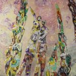 Opera Ombre di primavera di Lucia Fiaschi – figure simboliche intrecciate a forme arboree, colori pastello, motivi ancestrali, bassorilievo acrilico, atmosfera eterea e armoniosa.