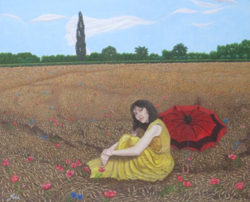 Figura seduta in un campo di grano con ombrello rosso accanto, fiori sparsi e albero alto sullo sfondo.