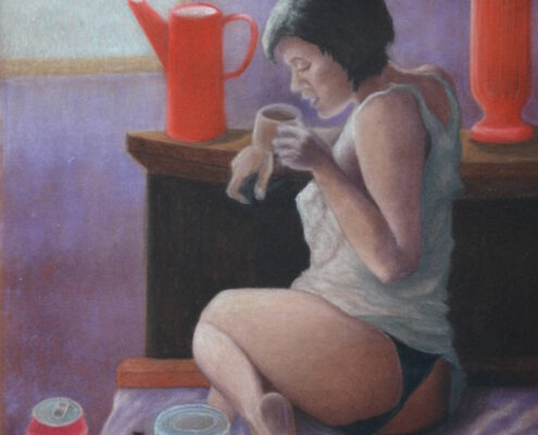 Figura seduta con tazza in mano in una stanza luminosa, oggetti da cucina in primo piano e atmosfera mattutina.