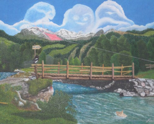 Ponte di legno su fiume con uccello sul parapetto, barchetta di carta e montagne sullo sfondo sotto nuvole dalle forme curiose.