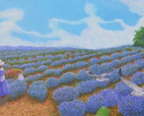 Distesa di lavanda con figura femminile che raccoglie fiori, uccelli in volo e casa di pietra sullo sfondo.