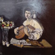Giovane musicista con liuto, partiture, violino e fiori su tavolo, illuminato da luce radente.