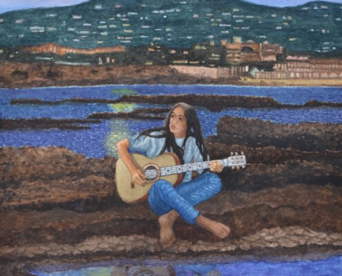 Ragazza seduta sulla spiaggia che suona la chitarra sotto la luna, con colline sullo sfondo e atmosfera notturna.