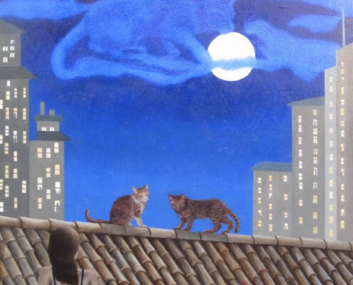 Figura di spalle su balcone che osserva due gatti sul tetto, con sagoma di gatto tra le nuvole e città notturna sullo sfondo.