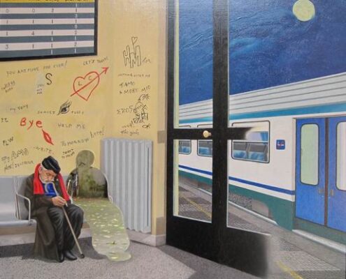 Sala d’aspetto di stazione con uomo anziano seduto e specchio sagomato come un’ombra accanto a lui, atmosfera intensa e sospesa.
