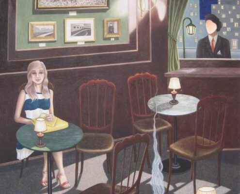 Interno di caffè notturno con figura seduta, tavoli illuminati, sigaretta accesa e cameriere dal volto privo di tratti.