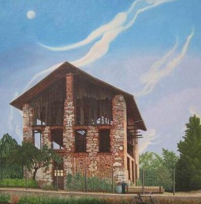 Edificio in mattoni circondato da vegetazione, con bicicletta davanti e cielo azzurro attraversato da nuvole sottili e luna chiara.