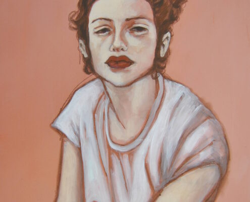Ritratto femminile con fondo caldo, camicia bianca e sguardo sospeso, stile pittorico essenziale.