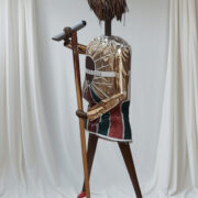 Scultura con performer iridescente in stile Tina Turner, rivestita in pelli Fiorucci, opera di PierAngelo Bertolo