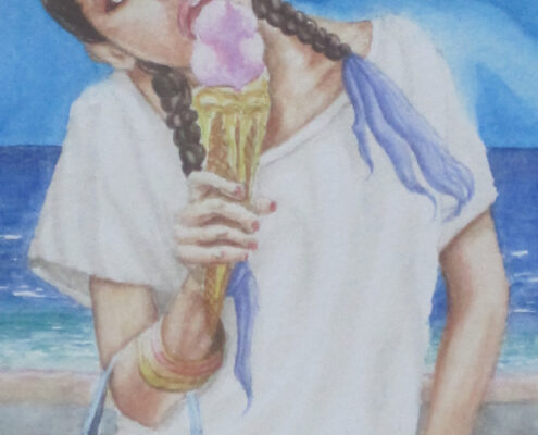 Ragazza con treccia che mangia un gelato rosa sulla spiaggia, con mare e cielo luminoso sullo sfondo.