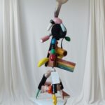 Personaggio‑albero con rami decorati da caramelle Haribo, opera di PierAngelo Bertolo