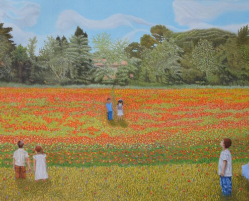 Paesaggio con campo fiorito, bambini sparsi tra i fiori, alberi sullo sfondo e cielo azzurro con nuvole morbide.