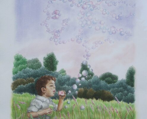 Bambino seduto in un prato che soffia bolle di sapone, circondato da erba alta, fiori e alberi sullo sfondo.